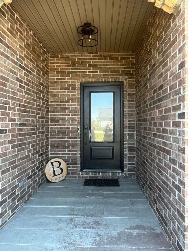 Building Photo - Beautiful home right inside Crocker City L...