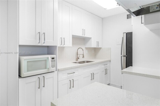 Foto del edificio - 7100 Fairway Dr