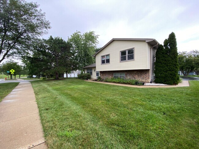 Building Photo - 1001 Summit Dr