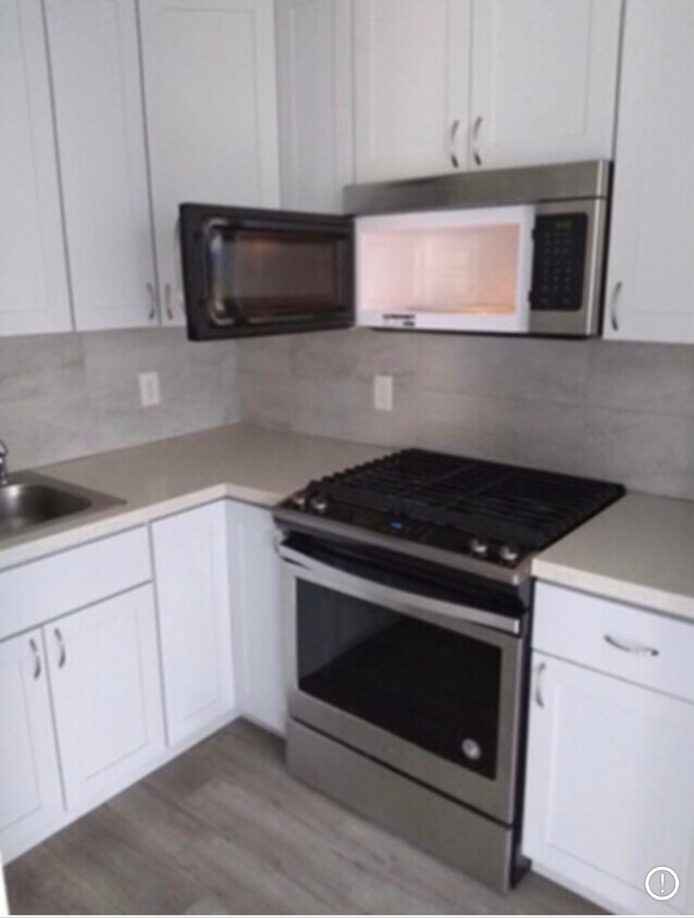 New kitchen with quartz countertops and high end cabinets - 963 Paula St