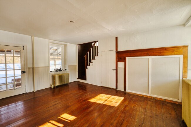 Building Photo - Beautiful 4 Bedroom Farm House