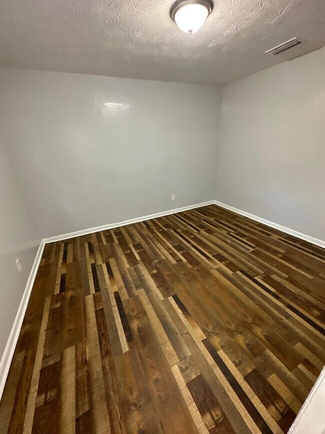 Foto del edificio - Fully Renovated 3/2 Available for Immediat...