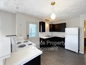 Building Photo - 935 E 2nd St