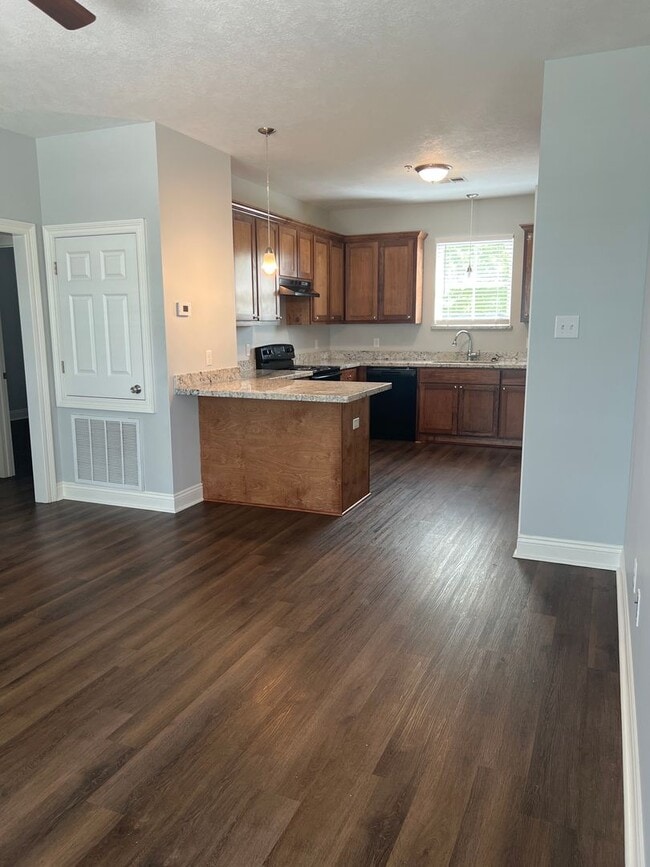 Building Photo - 2 bedroom 1 bath apartment for lease