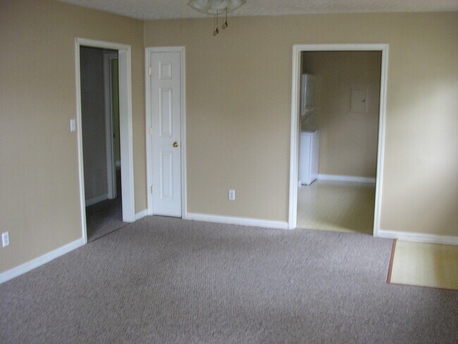 Building Photo - 4490 Woodstone Dr