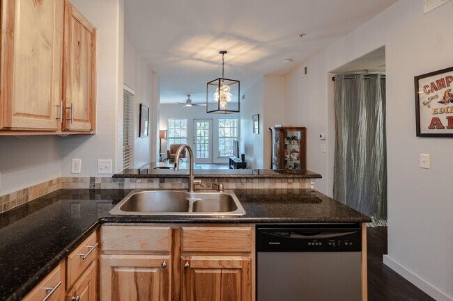 Foto del edificio - 6810 Deatonhill Dr