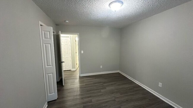 Building Photo - 6910 Rockwell Blvd W