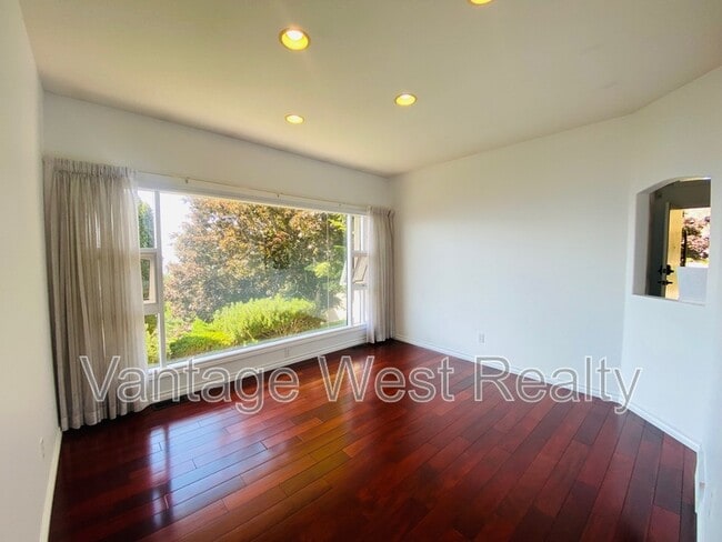 Building Photo - 880-880 Christina Pl