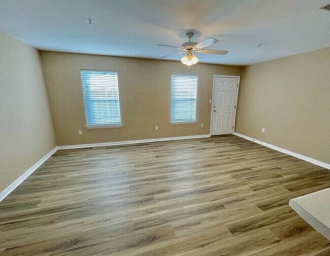 Building Photo - Nice 2 Bedroom 2.5 Bath 1 Car Garage Townh...