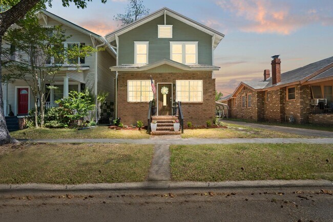 Building Photo - Charming 3 Bedroom Home Near Downtown Savannah with Flex Room & Fenced Yard