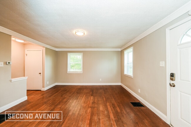 Building Photo - 5589 Raceview Ave
