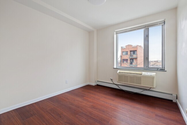 Foto del edificio - Spacious 2 BR 2 BATH w. Balcony