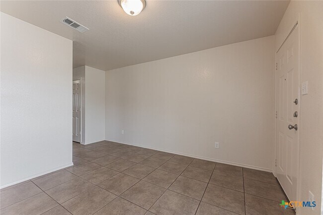 Foto del edificio - 2406 Waterfall Dr