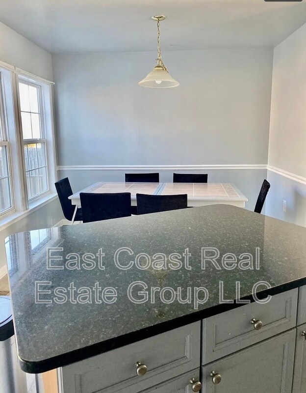 Foto del edificio - 27 Dunlap Dr