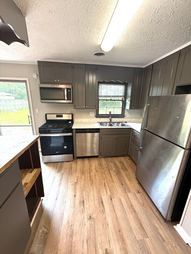 Foto del edificio - ** 3 bed 2 bath located off Atlanta Hwy **...