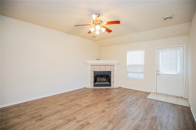 Building Photo - 610 Maplewood Dr