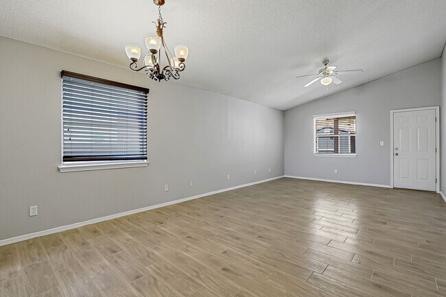 Foto del edificio - 12125 St Crispin Ave