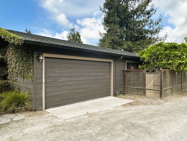 Building Photo - 907 Mustang Ct