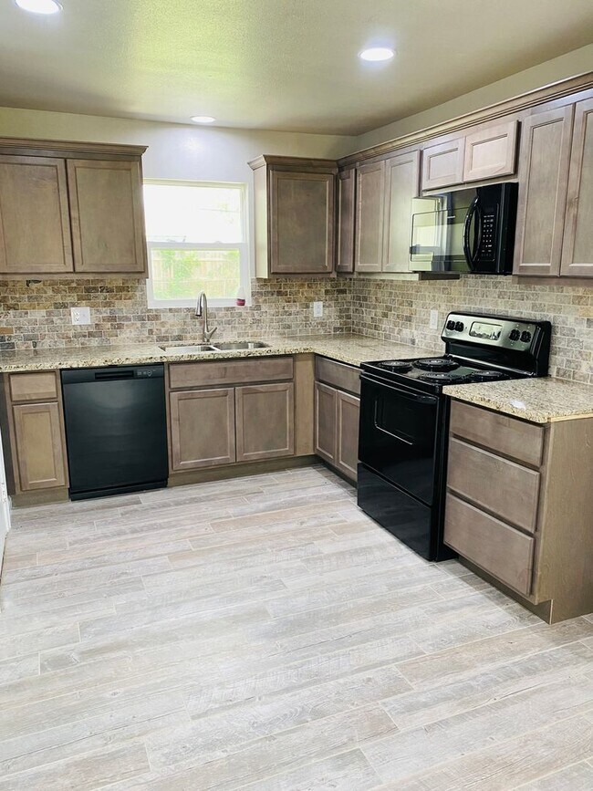 Building Photo - 5350 Dewberry Ln, Beaumont, TX 77705