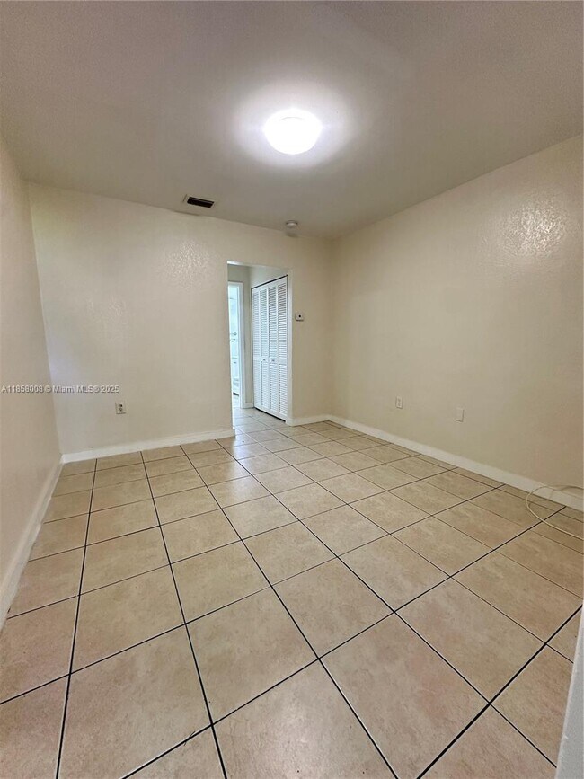Foto del edificio - 609 NW 7th Ave