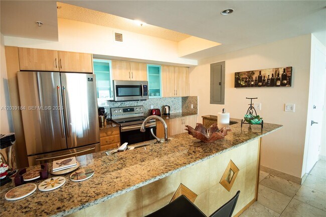 Foto del edificio - 17555 Atlantic Blvd