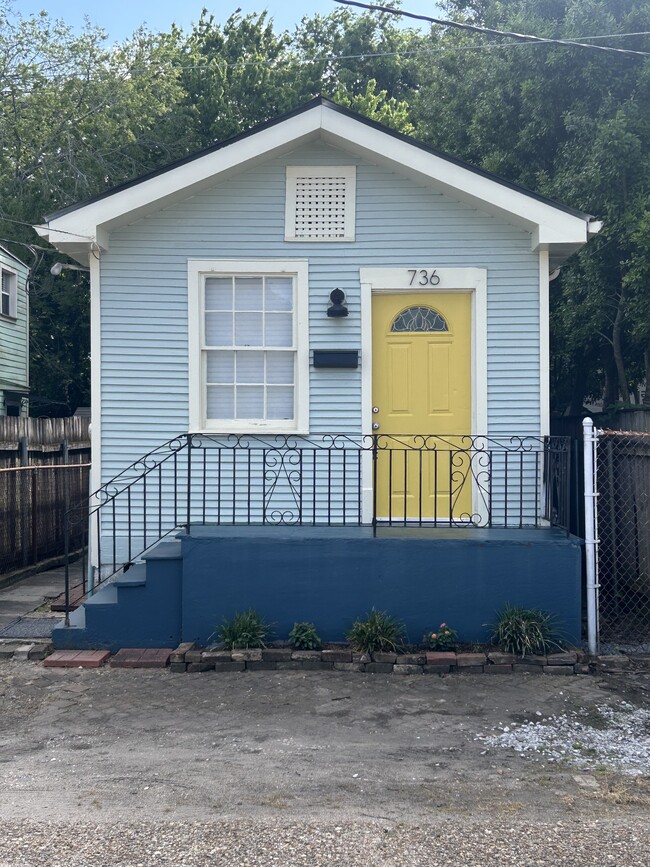 Building Photo - 736 Harmony St