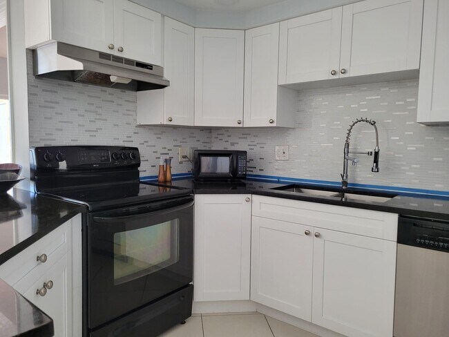 Building Photo - 4401 Crystal Lake Dr