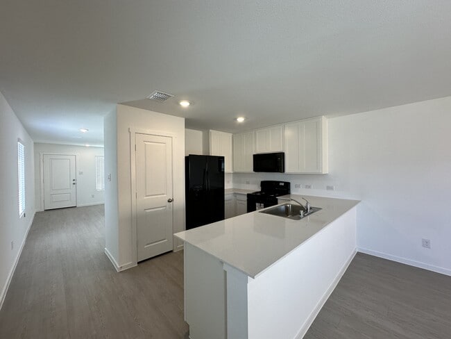 Foto del edificio - 1037 Raintree Rd