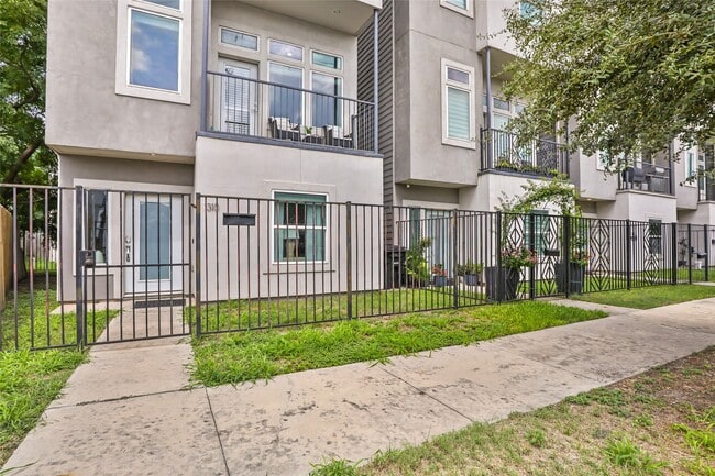 Foto del edificio - 1310 Roberts St