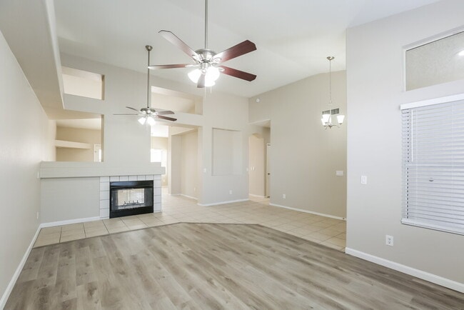 Foto del edificio - 1563 E Scott Ave