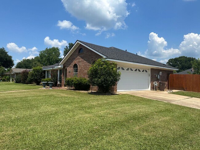 Foto del edificio - Beautiful South Bossier Home with Sunroom!