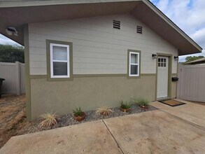 Building Photo - 10579 Oak Creek Dr