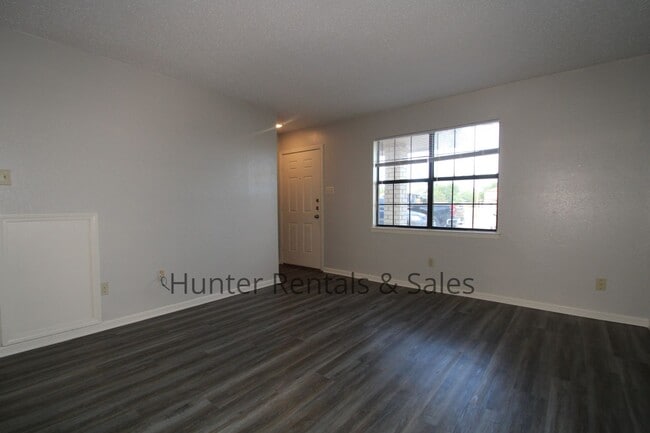 Building Photo - Super Cute!