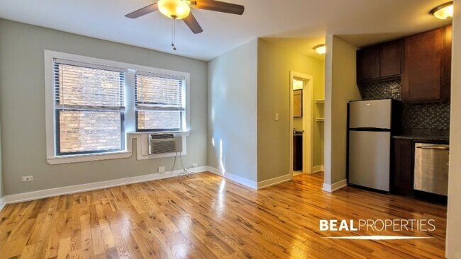 Foto del edificio - 0 bedroom in CHICAGO IL 60657