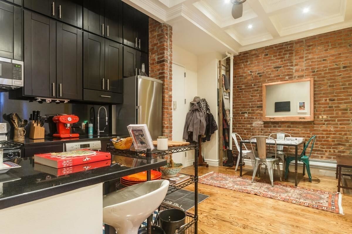Primary Photo - 230 W 14th St