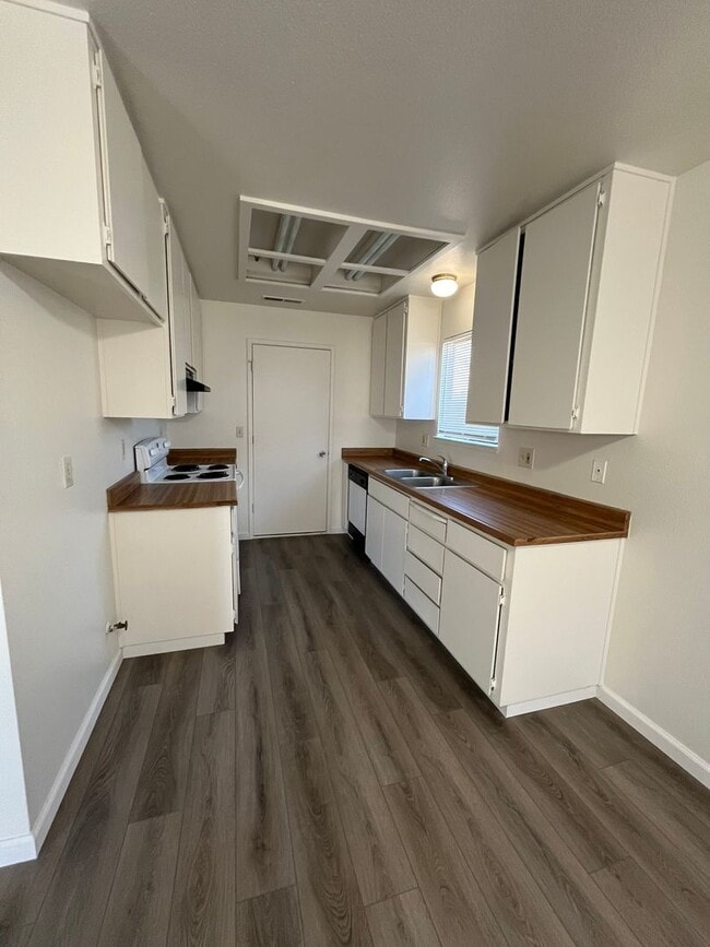 Building Photo - LIL112