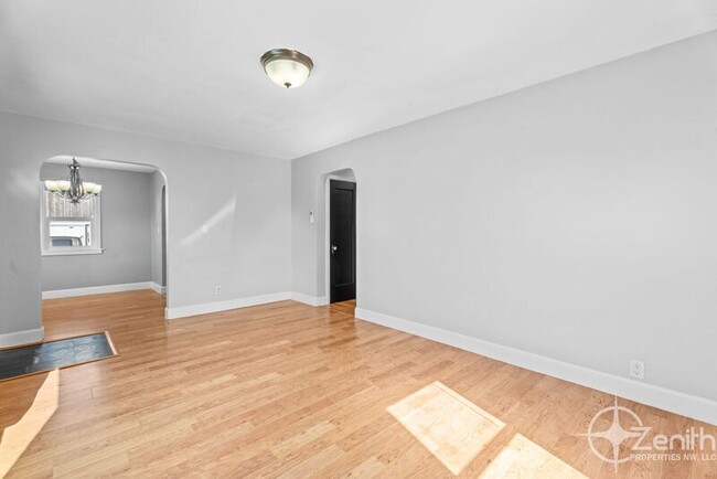 Building Photo - 427 I St
