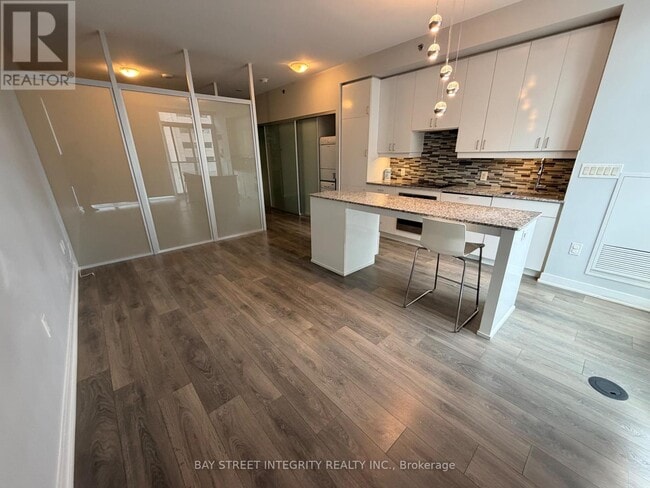 Building Photo - 426 University Ave