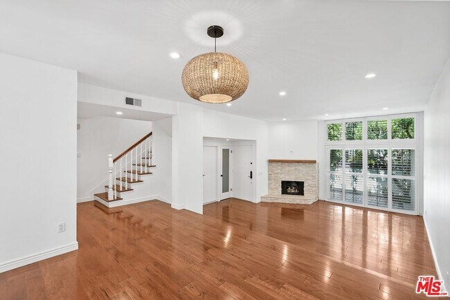Building Photo - 1622 Palisades Dr