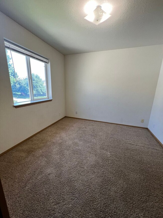 Building Photo - 3 BR 2 1/2 BA Townhouse Unit in North Hills