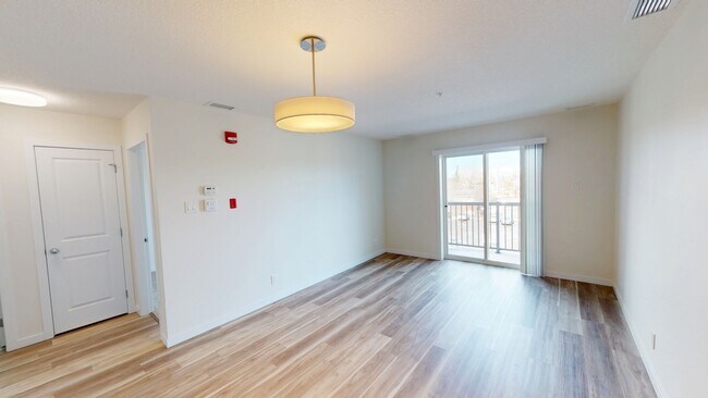 Photo du bâtiment - 10101-10101 101 Ave