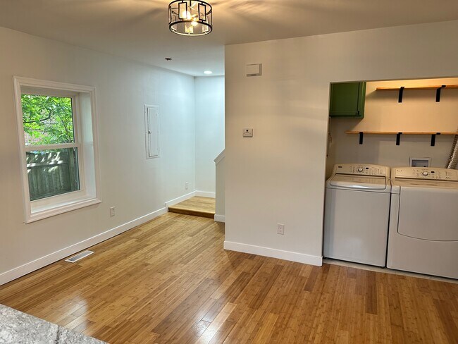 Building Photo - 304 W Clay St