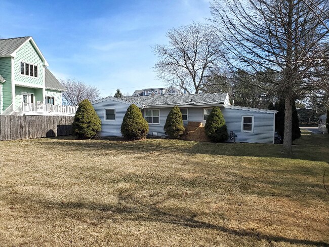 Building Photo - 9848 Lakeshore Dr