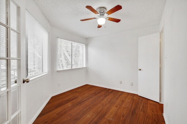 Foto del edificio - 9823 Walnut St