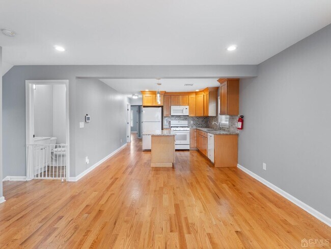 Building Photo - 348 1st St