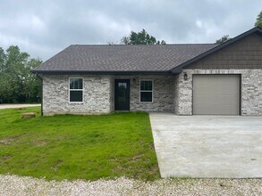 Building Photo - 211-223 Cedar Cir