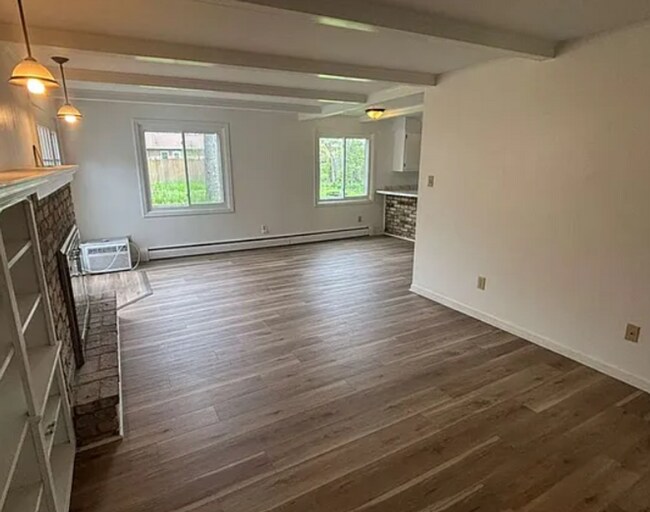 Foto del edificio - Four Bedroom Available for Immediate Move in!!