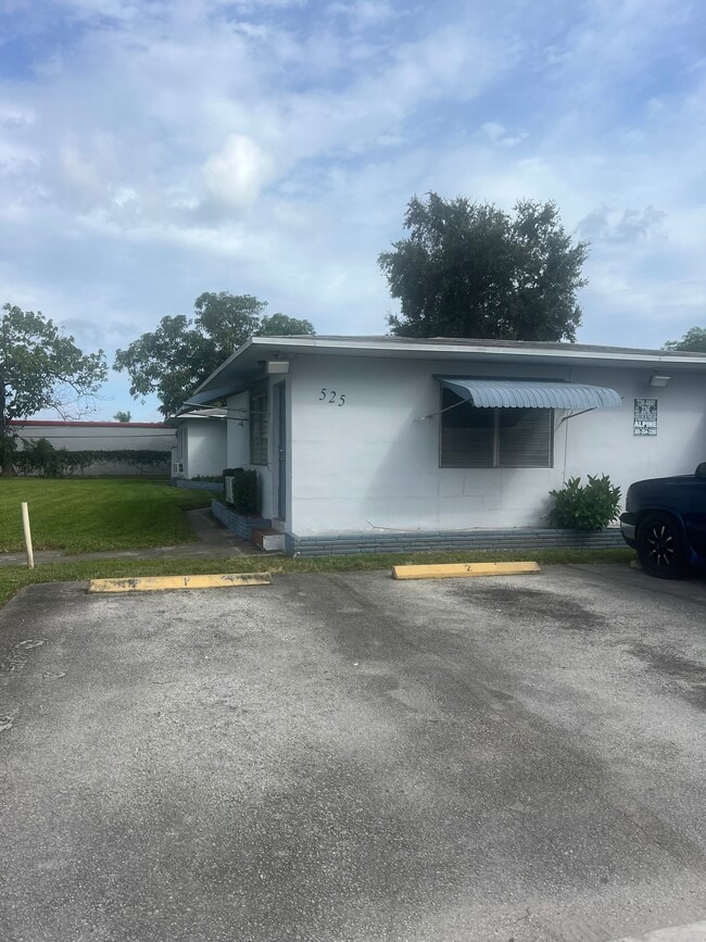 Foto del edificio - 525 NE 150th St
