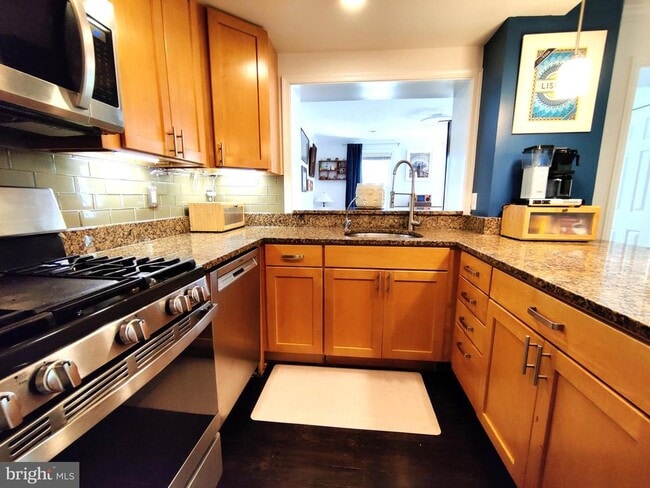 Building Photo - 5837 Edgehill Dr