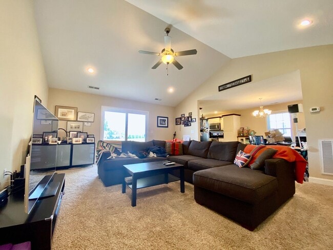 Foto del edificio - Available for the 2026-2027 lease term.